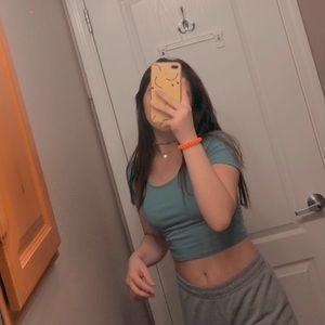 tight stretchy cropped top with O ring backing